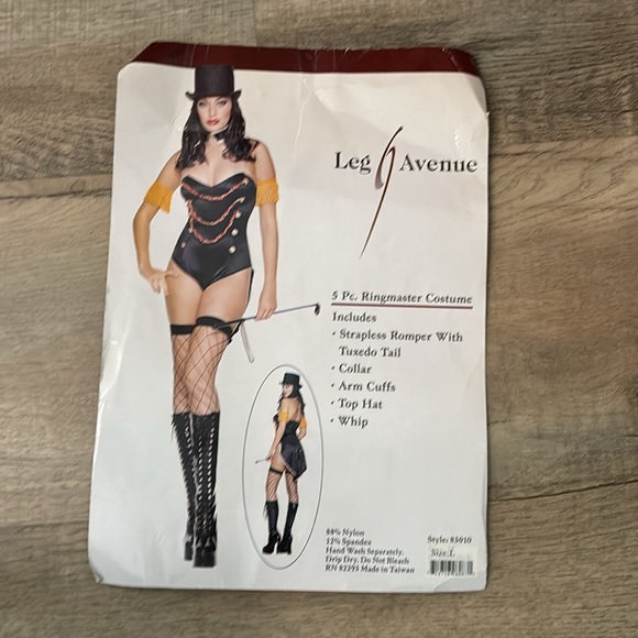 SEXY RINGMASTER COSTUME - Picture 3 of 3